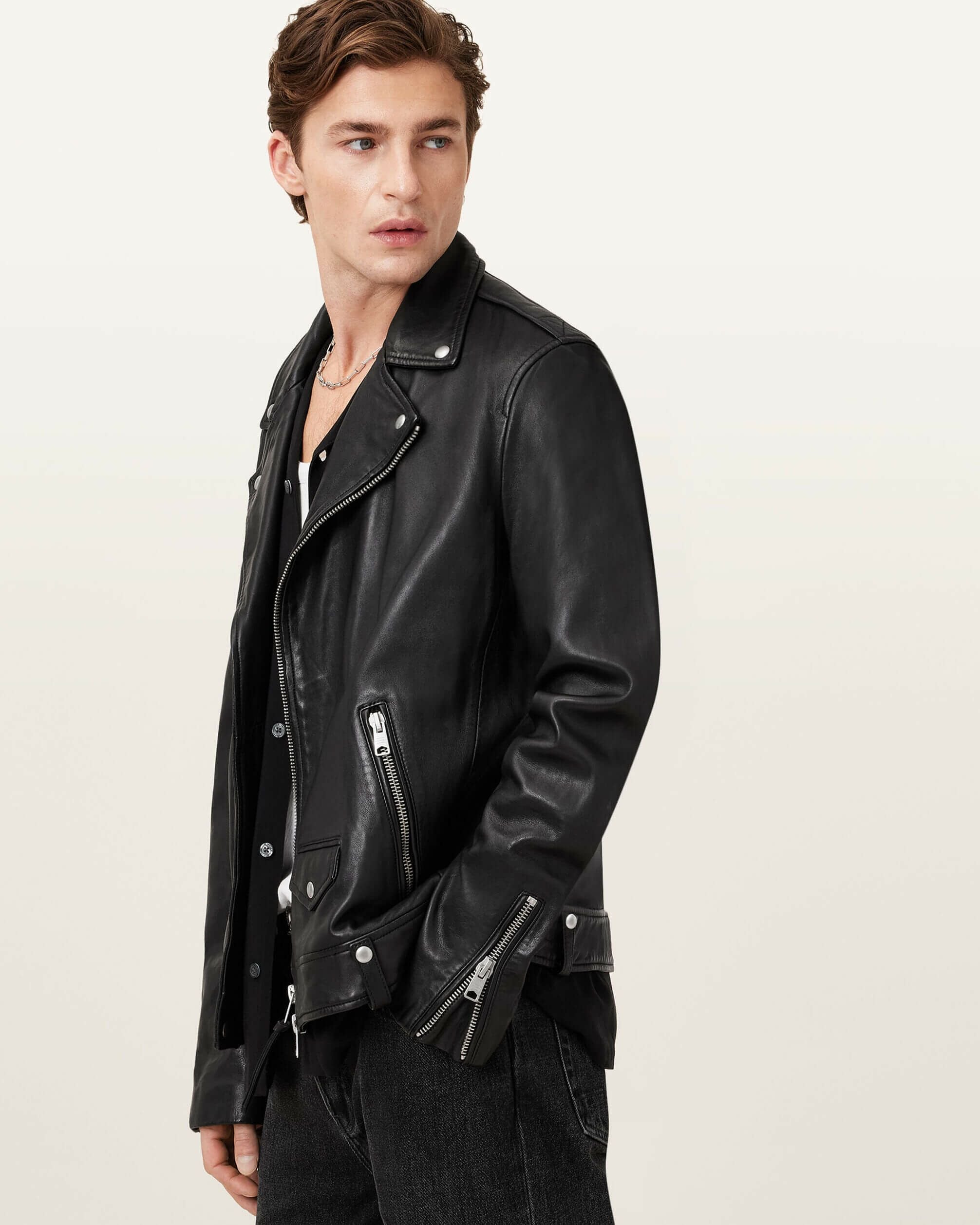 AllSaintsのMILO BIKERを着た男性