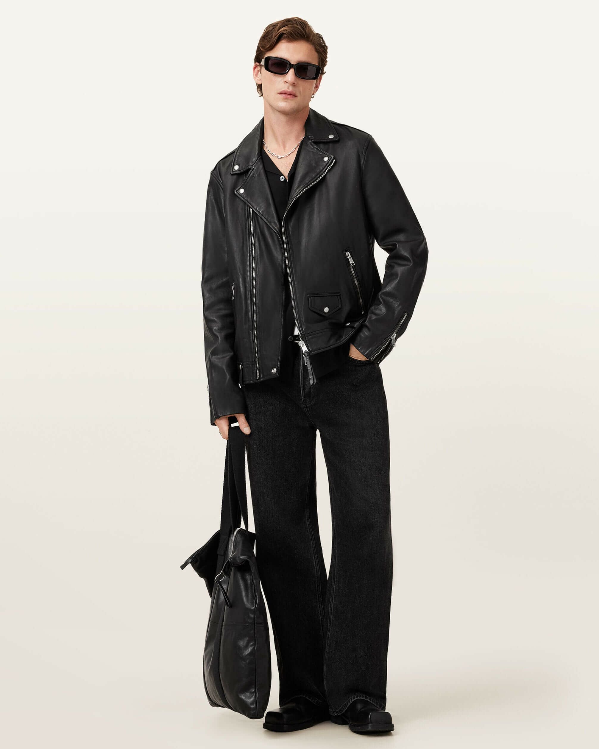 AllSaintsのMILO BIKERを着た男性(全身)