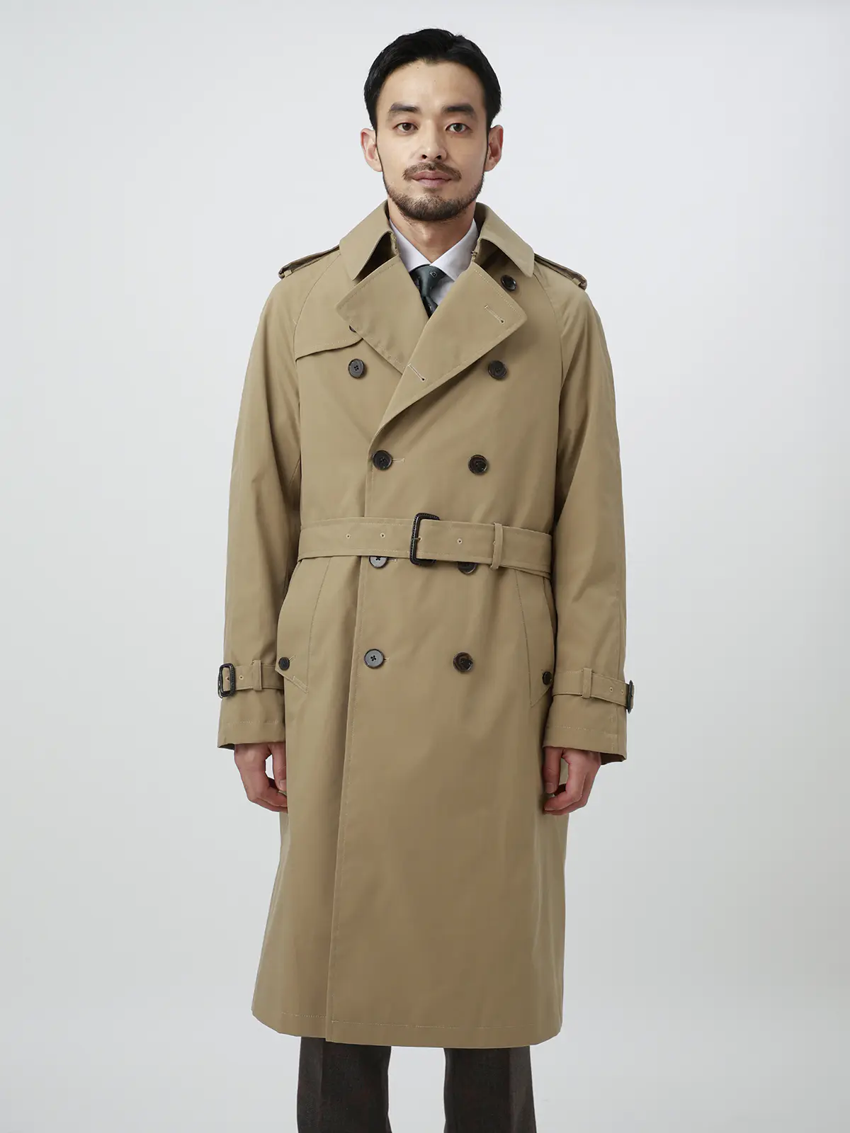 SUIT SQUAREのキルティングライナー付きトレンチコートを着た男性(ベージュ)