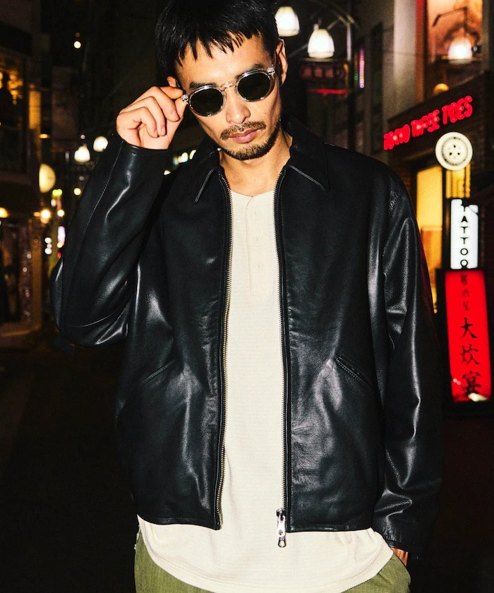 FREAK'S STOREのカーフレザー シングル ライダースジャケットを着た男性