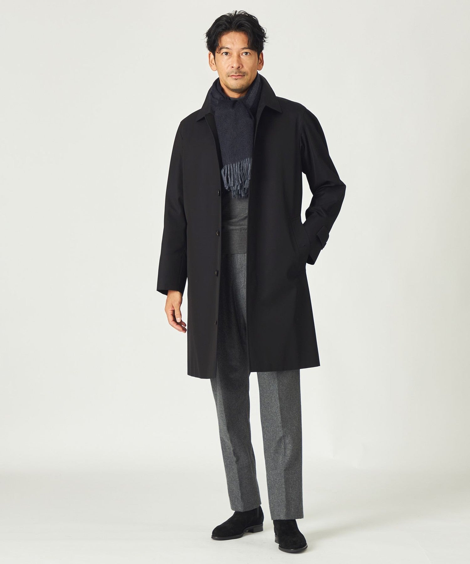 SANYOCOATの100年コート バルマカーンコートを着た男性