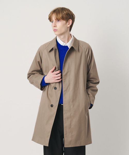 BEAUTY&YOUTHのギャバジン バルマカーン コートを着た男性