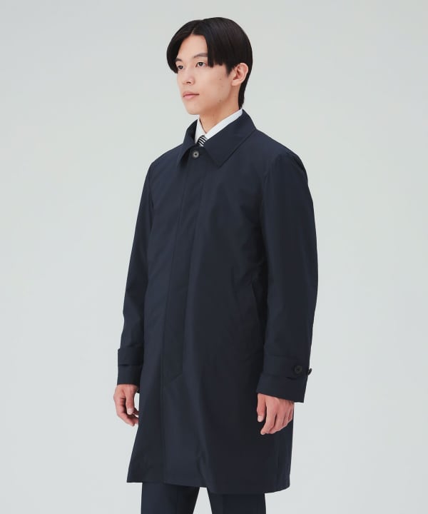 BEAMS HEARTのダントツ撥水 2WAY ステンカラーコートを着た男性(ネイビー)