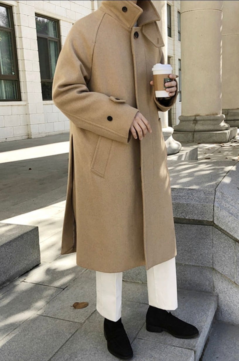 ベージュのウールのステンカラーコート