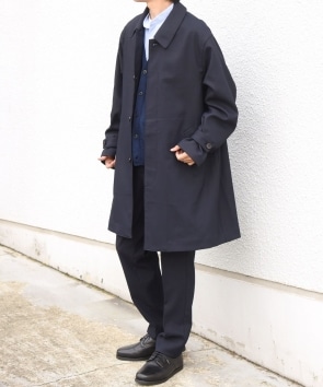SHIPS anyのCALNAVA ステンカラー コートを着た男性(ネイビー)