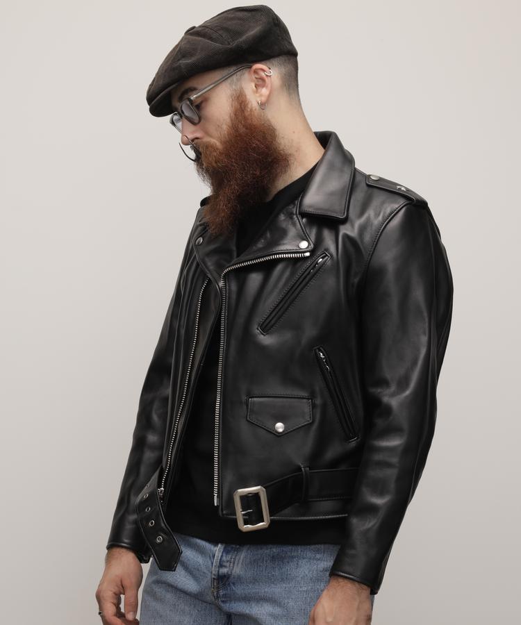 Schottの613US ONESTAR RIDERSを着た男性(斜めから)