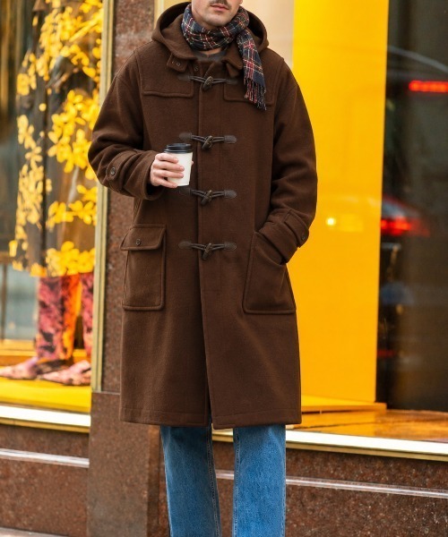 INVERTEREのNEWTON ABBOT DUFFLE COAT（ブラウン）を着た男性