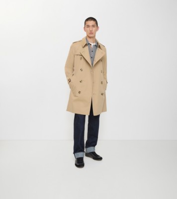 BURBERRYのケンジントン ヘリテージ トレンチコートを着た男性