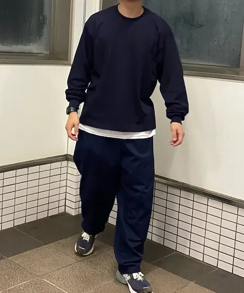 ネイビーのロンTとネイビーのパンツのコーデ