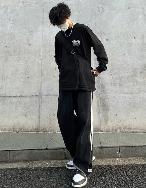 黒のロンTと黒のパンツのコーデ