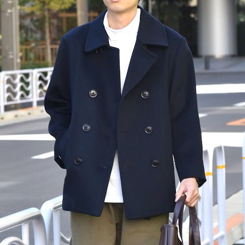 SHIPS any(シップス エニィ)の紺のPコートを着た男性