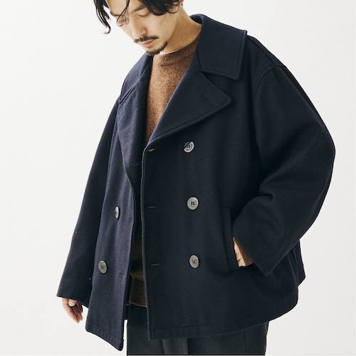 JOURNAL STANDARD(ジャーナルスタンダード)の紺のPコートを着た男性