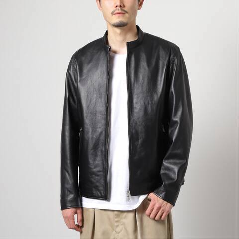 黒のシングルのライダースに白のTシャツを合わせた男性