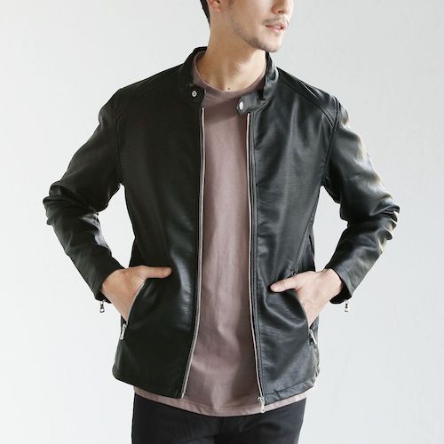 黒のシングルのライダースにグレーのTシャツを合わせた男性