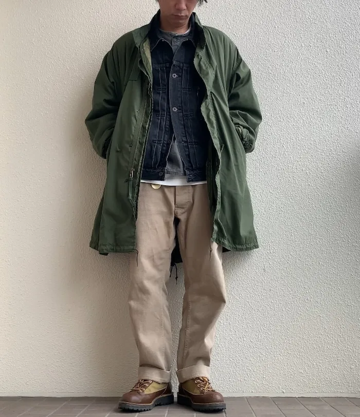 オリーブのモッズコートを着た男性
